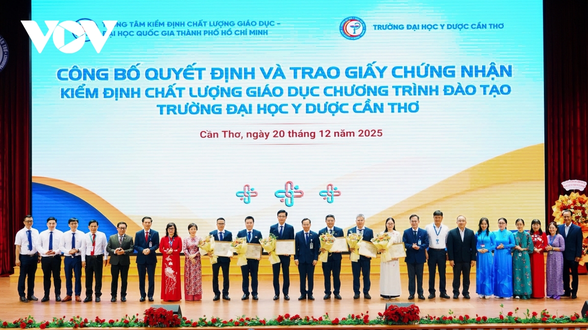 Trường Đại học Y dược Cần Thơ cùng lúc nhận 6 chứng nhận kiểm định chất lượng
